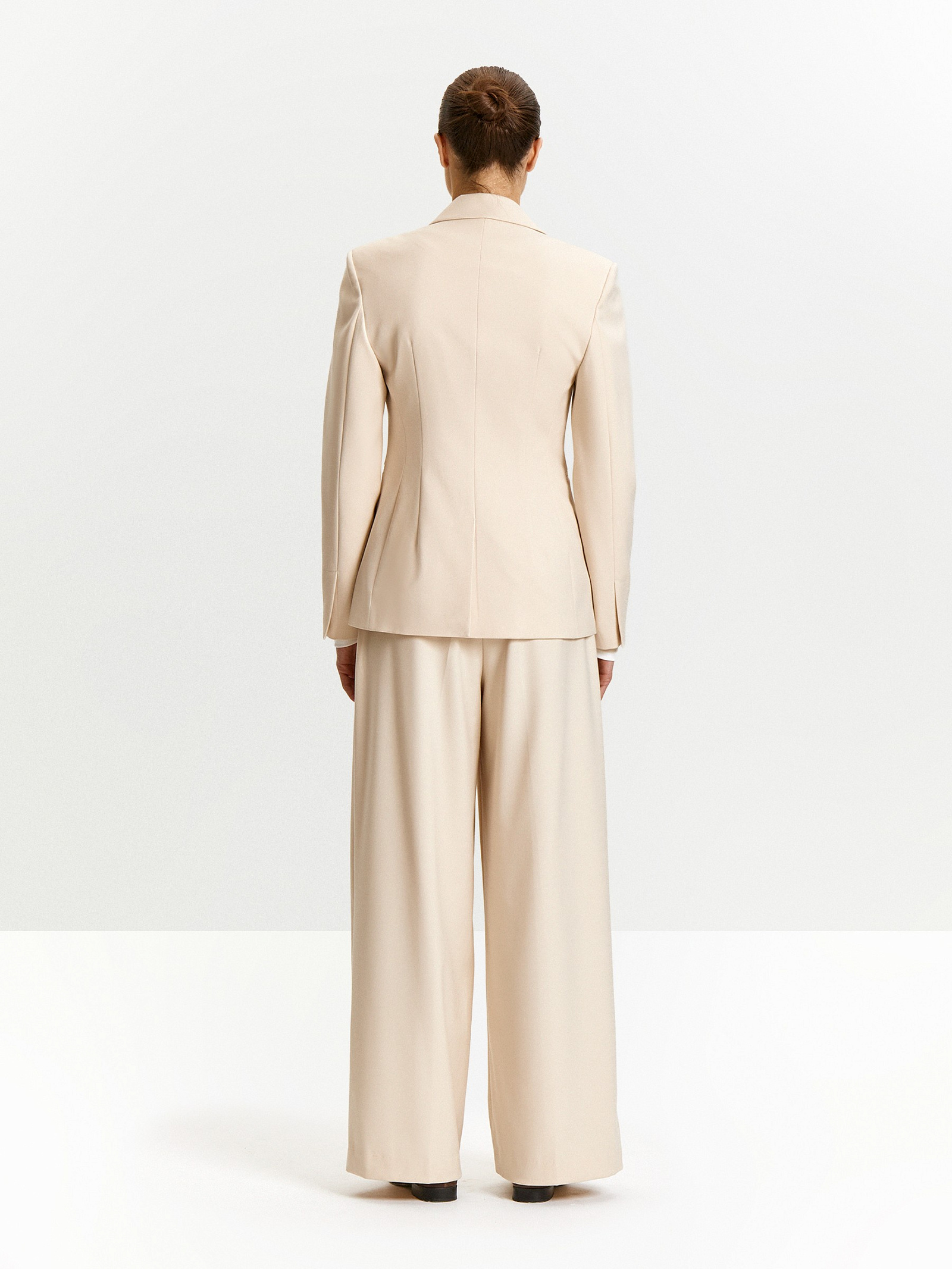 Однобортный жакет приталенного кроя